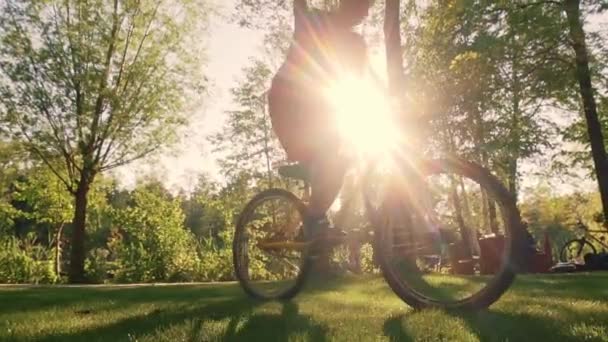 Ποδηλάτης Εκτελεί Ένα Τέχνασμα Ένα Φόντο Των Δέντρων Ποδηλάτης Αργή — Αρχείο Βίντεο