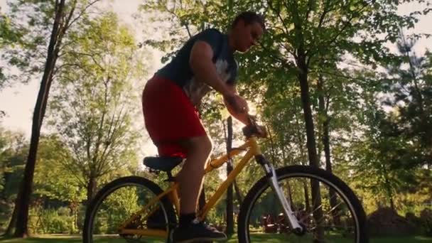 Stunt Performer Motorista Realiza Efectivamente Acrobacias Una Bicicleta Hombre Monta — Vídeo de stock