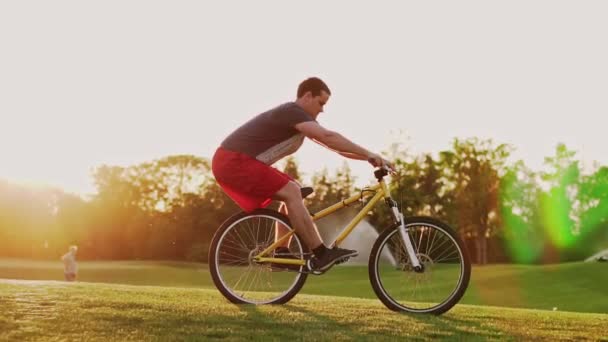 Motoros Kaszkadőr Hatékonyan Végez Mutatványokat Kerékpáron Egy Férfi Biciklizik Naplementekor — Stock videók