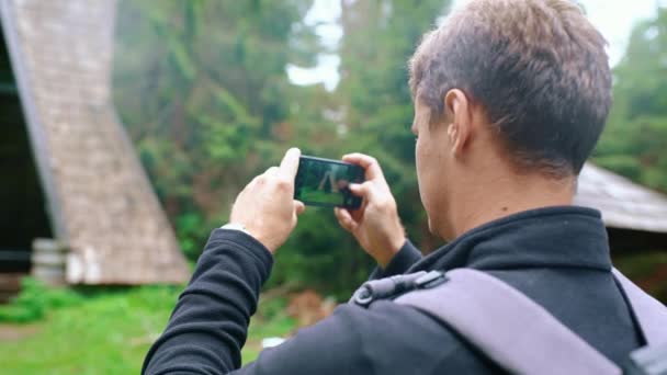 Mladý Muž Turista Krásně Fotí Mobilním Telefonu Detailní Záběr Boční — Stock video