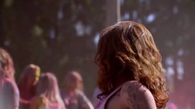 UKRAINE, KYIV - 15 Haziran 2019: Mutlu genç kızlar Holi renk festivali sırasında dans edip kutlama yapıyorlar. Kalabalık