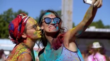 Genç kızlar, kız arkadaşlar poz verir ve Holi festivalinde selfie çekerken gülümserler. Eğlenceliydi. Arkadaşlık.