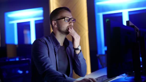 Mężczyzna Okularach Brodą Siedzi Myśli Pisząc Komputerze Biurze Nocy Wysokiej — Wideo stockowe