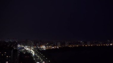 Nehir kenarındaki gece şehrinde büyük bir şimşek çaktı. Yıldırım çarpar. Fırtına hava tahmini. Şehirde dramatik olaylar.