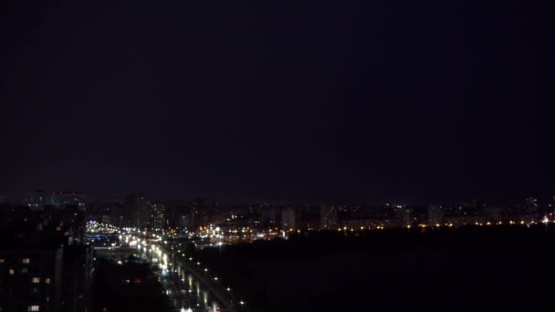 Grande Fulmine Largo Sopra Città Notte Vicino Fiume Colpi Fulmine — Video Stock