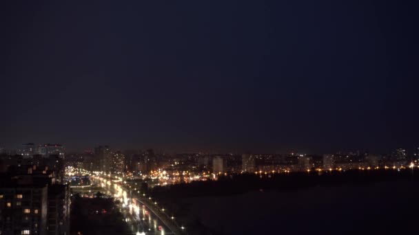 Gran Rayo Ancho Sobre Ciudad Nocturna Cerca Del Río Rayo — Vídeos de Stock