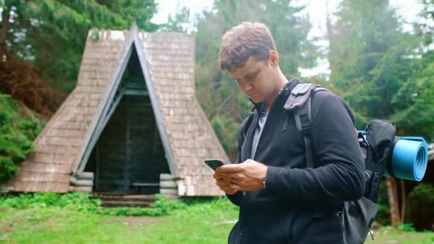 Bonito Turista Masculino Sozinho Floresta Nas Montanhas Escreve Mensagens Smartphone — Vídeo de Stock