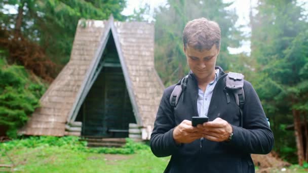 Bonito Turista Masculino Sozinho Floresta Nas Montanhas Escreve Mensagens Smartphone — Vídeo de Stock