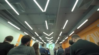 İş geliştirme forumundaki insanlar. Salon dolu. Konferans ya da sunumdaki insanlarla birlikte konferans salonunun arkasından izleyin, ana sınıf. Uluslararası ekonomi konferansı