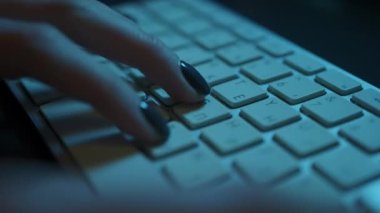 Kadın eli klavyede çalışır. Bilgisayarda çalışmak, klavyede yazmak, modern iş, sosyal ağlarda iletişim. Serbest çalışma, online eğitim. Ağır çekim. Yakın plan.