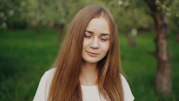 Młoda Dziewczyna Uśmiecha Się Patrzy Kamerę Naprawiając Włosy Uliczny Portret — Wideo stockowe