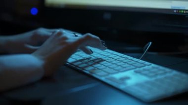 Kadın eli klavyede çalışır. Bilgisayarda çalışmak, klavyede yazmak, modern iş, sosyal ağlarda iletişim. Serbest çalışma, online eğitim. Yavaş çekim.