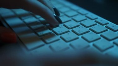 Kadın eli klavyede çalışır. Bilgisayarda çalışmak, klavyede yazmak, modern iş, sosyal ağlarda iletişim. Serbest çalışma, online eğitim. Ağır çekim. Yakın plan.