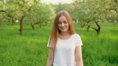 Genç bir kız parktaki kameraya gider. Temiz havada yürü. Yürüyen bir kızın profili. Sağlıklı yaşam tarzı