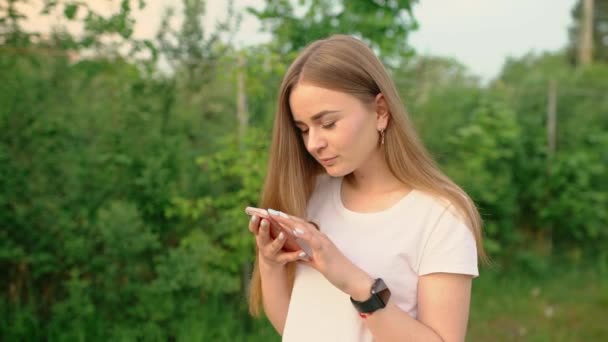 Retrato Una Hermosa Chica Escribiendo Teléfono Móvil Mientras Caminaba Por — Vídeos de Stock