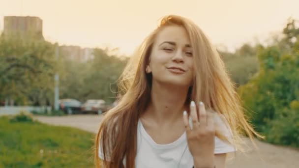 Szczęśliwa Wesoła Dziewczyna Śmieje Się Parku Patrzy Kamerę Prostując Włosy — Wideo stockowe
