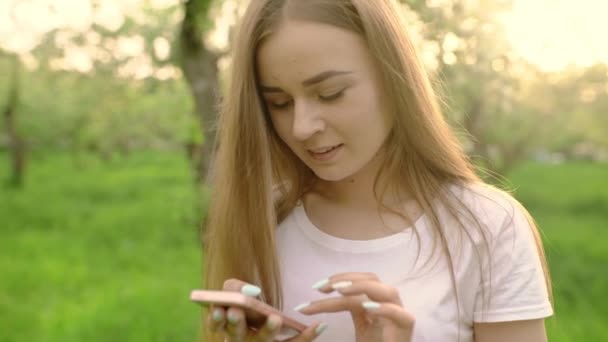 Retrato Una Hermosa Mujer Escribiendo Teléfono Móvil Parque Chica Sostiene — Vídeo de stock