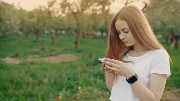 Porträtt Vacker Flicka Som Skriver Mobiltelefon När Hon Går Parken — Stockvideo