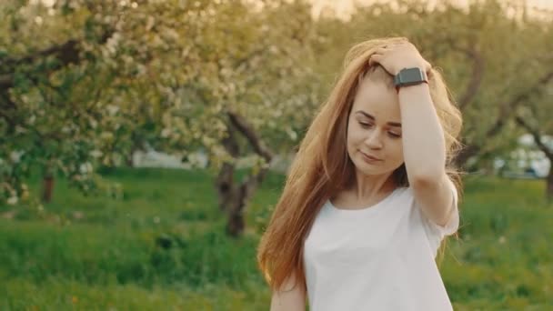 Genç Bir Kız Saçını Düzeltirken Kameraya Bakıp Gülümsüyor Gülümseyen Kızın — Stok video