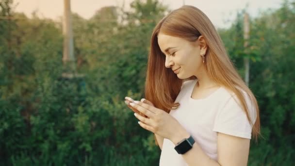 Porträtt Vacker Flicka Som Skriver Mobiltelefon När Hon Går Parken — Stockvideo