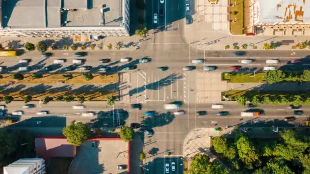 城市里一个繁忙的有规律的交叉口的顶部视图 一个公路交叉口的时差 高质量的4K镜头 — 图库视频影像