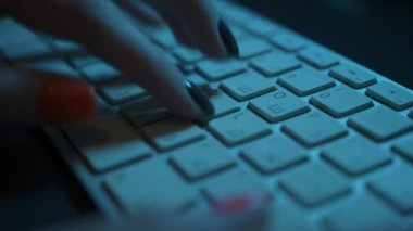 Kadın eli klavyede çalışır. Bilgisayarda çalışmak, klavyede yazmak, modern iş, sosyal ağlarda iletişim. Serbest çalışma, online eğitim. Ağır çekim. Yakın plan.