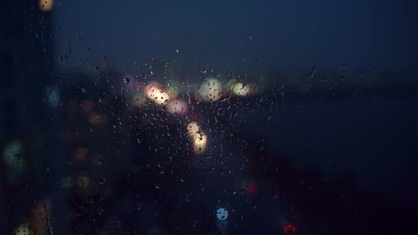Bokeh Városi Fények Villámok Villámlik Keresztül Esőcseppek Ablakon Absztrakt Elmosódás — Stock videók