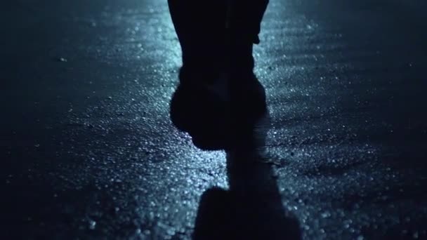 Benen Van Een Man Met Achtergrondverlichting Die Nachts Door Straat — Stockvideo