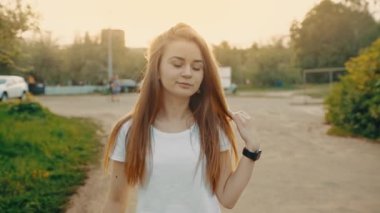 Uzun saçlı, seksi bir kızın portresi dönüp kameraya bakıyor. Yüksek kalite 4k görüntü