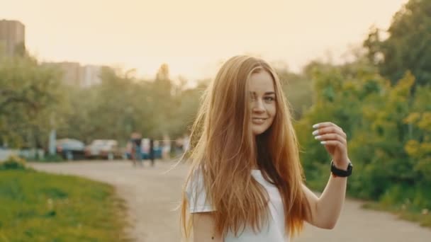 Portret Kokieterki Długimi Włosami Odwraca Się Patrząc Kamerę Wysokiej Jakości — Wideo stockowe