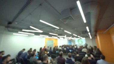 Bir sunumda, seminerde ya da forumda insanların dikiz aynasından. Seminerdeki seyirciler, iş adamları konferansı. Kongre eğitmeni ve grup başkanı. Eğitim, forum veya eğitim semineri.