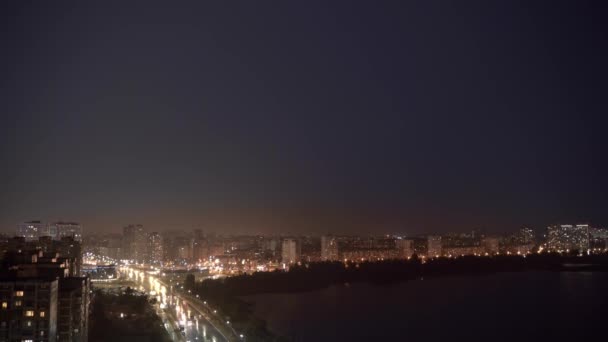 Geceleri Güzel Şehir Manzarası Karanlık Bir Gecede Işıldayan Gökdelenleri Olan — Stok video