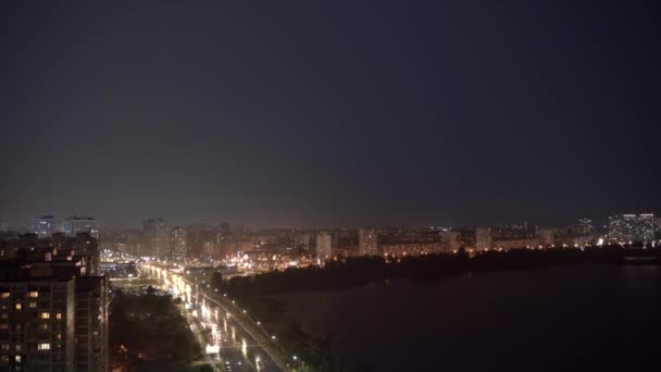 Gran Rayo Ancho Sobre Ciudad Nocturna Cerca Del Río Rayo — Vídeos de Stock