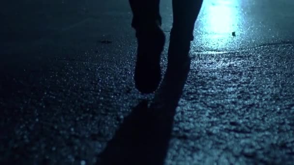 Gambe Uomo Controluce Che Cammina Strada Una Grande Città Notte — Video Stock