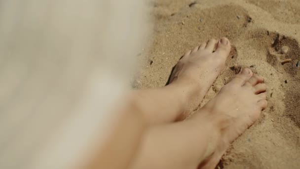 Pair Feet Playing Sand Beach Sea Top View Girls Hat — Vídeo de stock