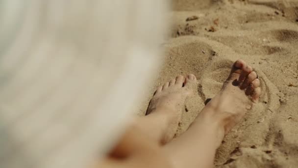 Pair Feet Playing Sand Beach Sea Top View Girls Hat — Αρχείο Βίντεο