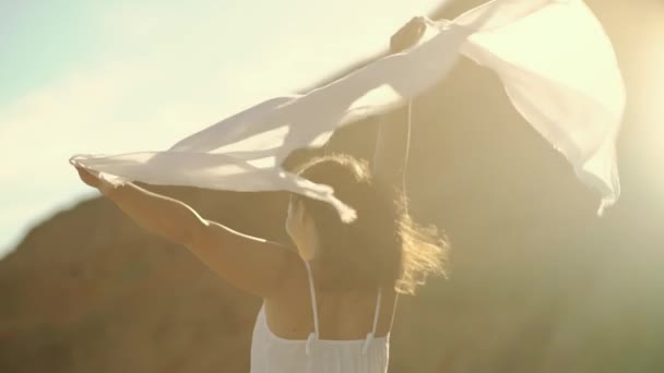 Beautiful Young Woman Girl Holding Pareo Fabric Wind Overlooking Sea — Vídeo de Stock