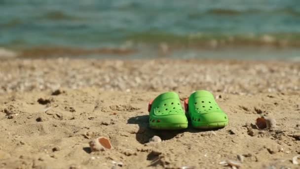 Flip Flops Hat Sunglasses Close Sand Backdrop Girl Walking Sea — Stok video