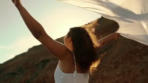 Happy Girl Rejoices Wind Flutters Pareo Sea View Concept Freedom — Vídeo de Stock