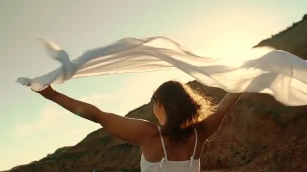 Ένα Χαρούμενο Κορίτσι Χαίρεται Τον Άνεμο Που Φτερουγίζει Παρεό Θέα — Αρχείο Βίντεο