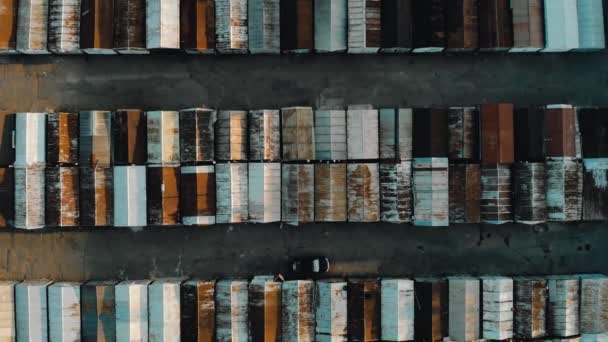 Αεροφωτογραφία Από Πάνω Προς Κάτω Των Παλαιών Σκουριασμένων Γκαράζ Χτίζονται — Αρχείο Βίντεο