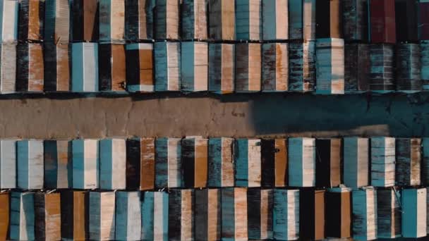 Αεροφωτογραφία Από Πάνω Προς Κάτω Των Παλαιών Σκουριασμένων Γκαράζ Χτίζονται — Αρχείο Βίντεο