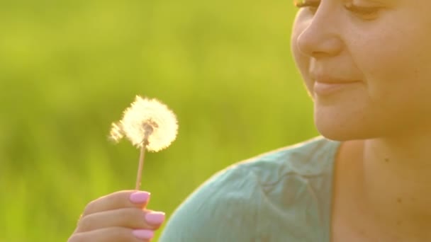 Portrait Beautiful Young Woman Blowing Ripened Dandelion Evening Background Sunset — Stockvideo