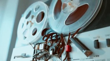 After switching on, the old reel-to-reel tape recorder broke, the tape burst and wound into a ball. Retro tape recorder damage. High quality 4k footage