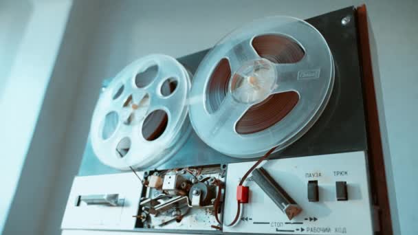 Switching Old Reel Reel Tape Recorder Broke Tape Burst Wound — Stok video