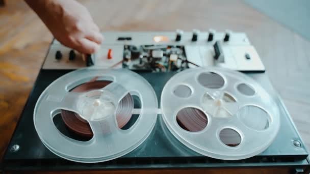 Inclusion Vintage Tape Recorder Tape Reels Which Begin Rotate Vintage — 图库视频影像