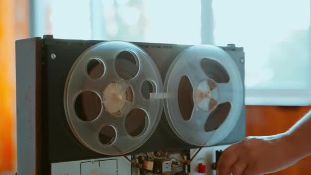 Technical Breakdown Accumulation Tape Winding Old Reel Reel Tape Recorder — Stockvideo