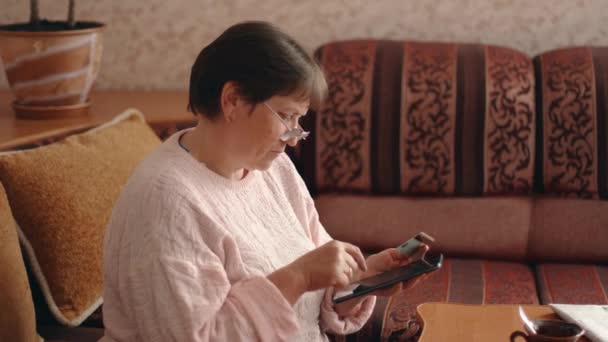 Portrait Middle Aged Woman Glasses Girl Who Helps Shop Online — Video Stock