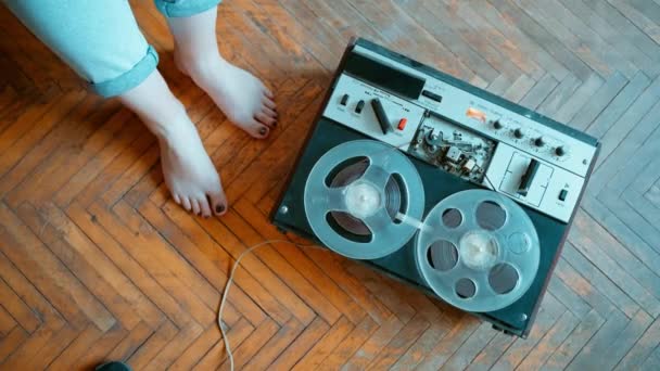 Close Old Reel Reel Tape Recorder Running Background Parquet Womens — Stockvideo