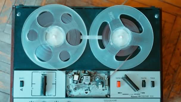 Turning Old Reel Reel Tape Recorder Turned Playback View High — ストック動画